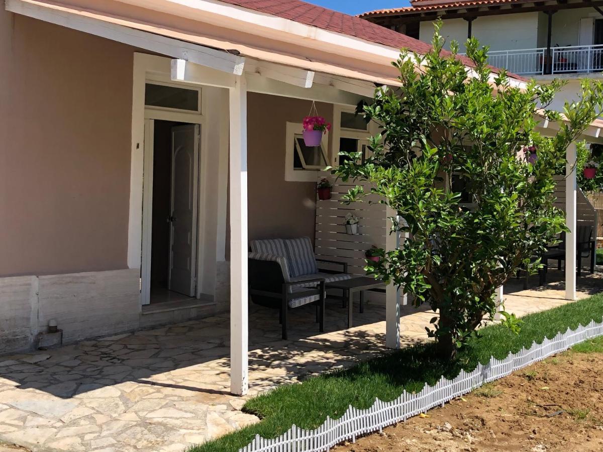 Petros Rooms & Apartments Lixouri Exterior photo